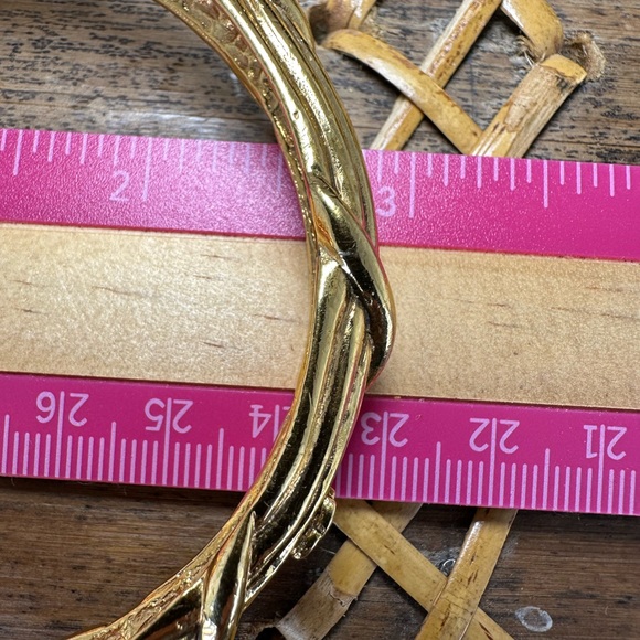 CHANEL vintage gold plated twisted CC bangle - Picture 14 of 16